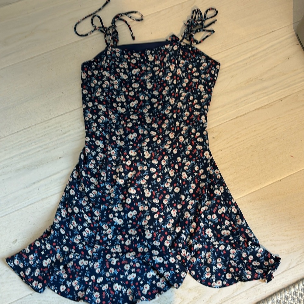 Cute girls blue floral dress, back w bow (tie) Lightly used no stains at all 💗